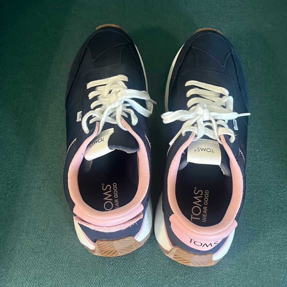 Tom’s tennis shoes